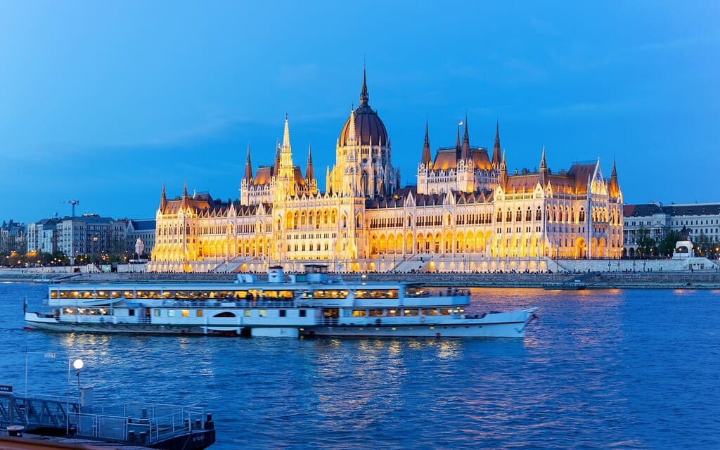 Budapest Holidays - 4 Star Ikonik Parlament 1